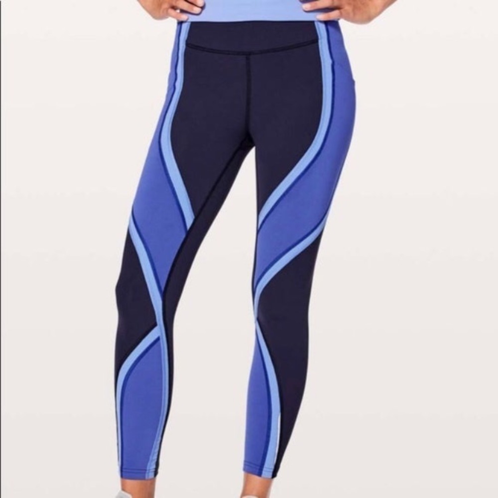 LULULEMON Wild Twist 7/8 Tight Legging
Midnight Navy / Moroccan Blue